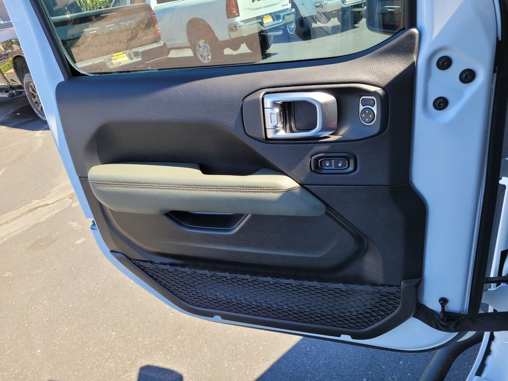 Used 2025 White Jeep Mojave image 27