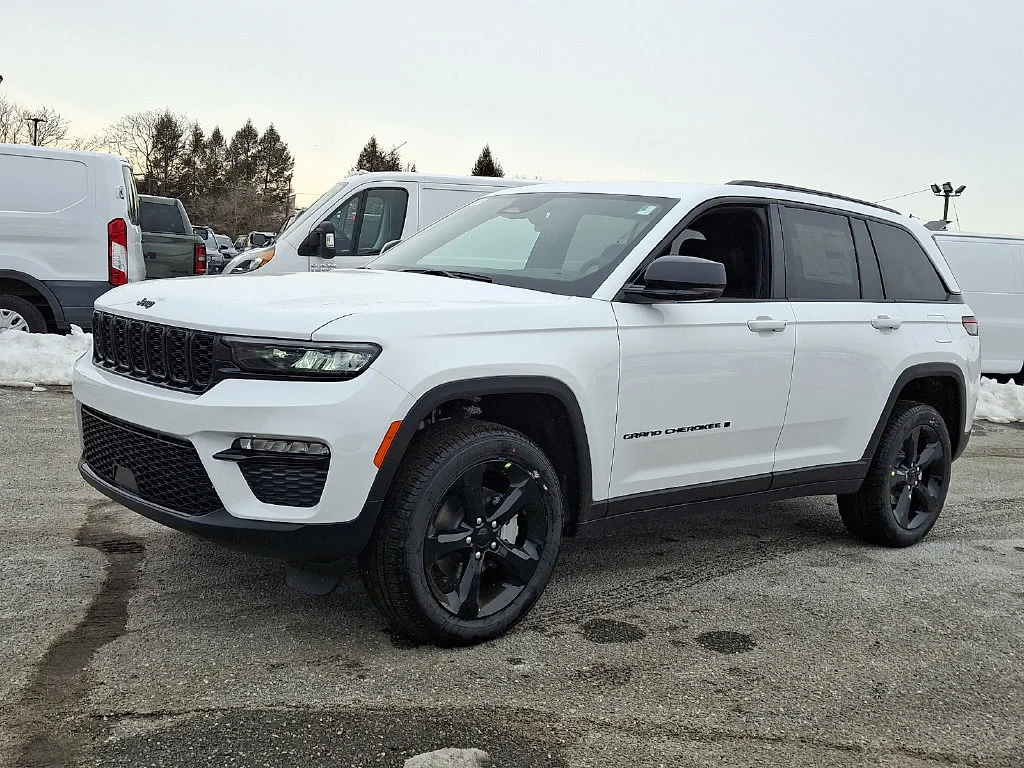 New 2025 Bright White Clear-Coat Exterior Paint Jeep Limited image 4