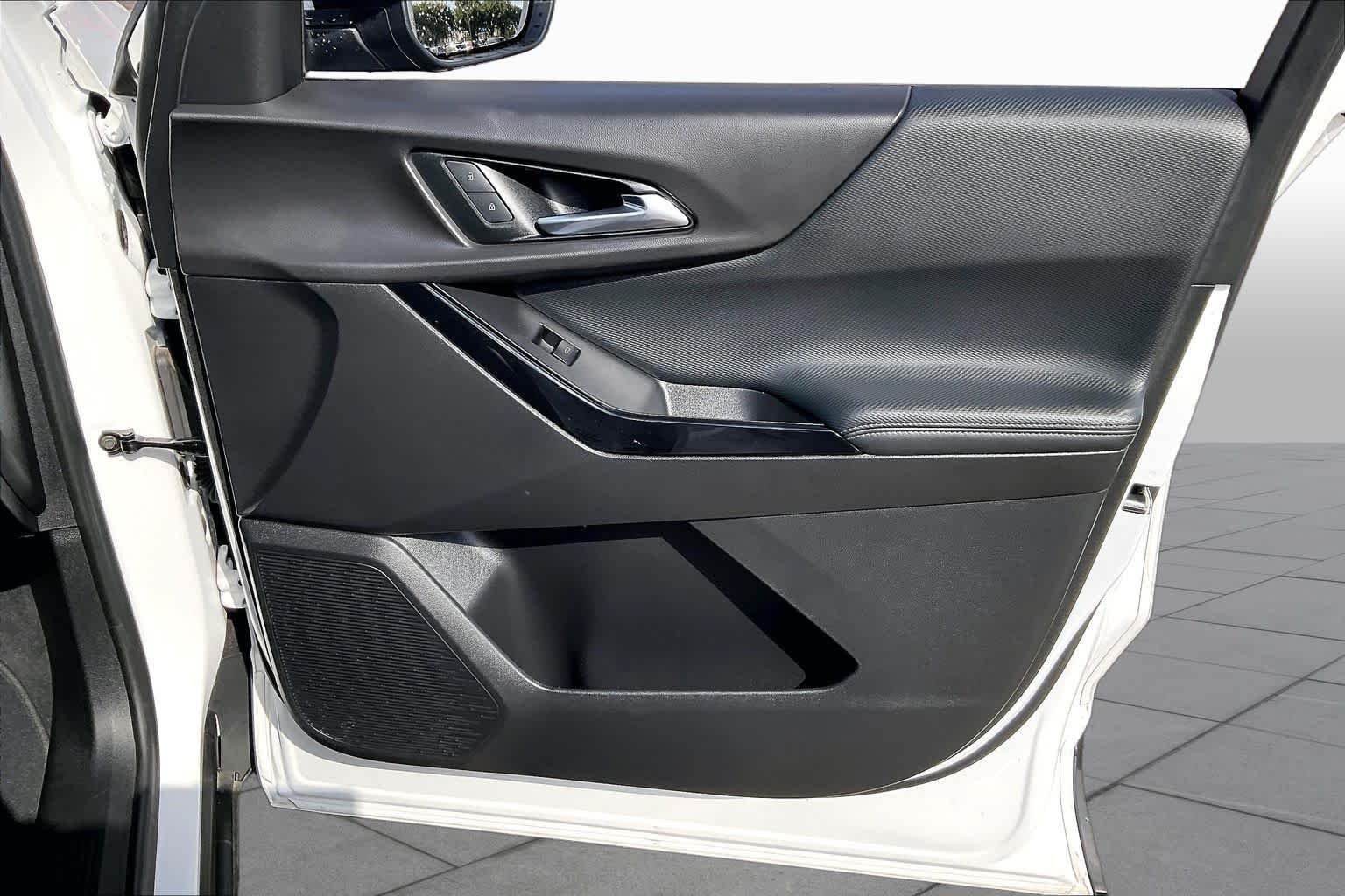 Used 2025 Summit White Chevrolet FWD LT image 21
