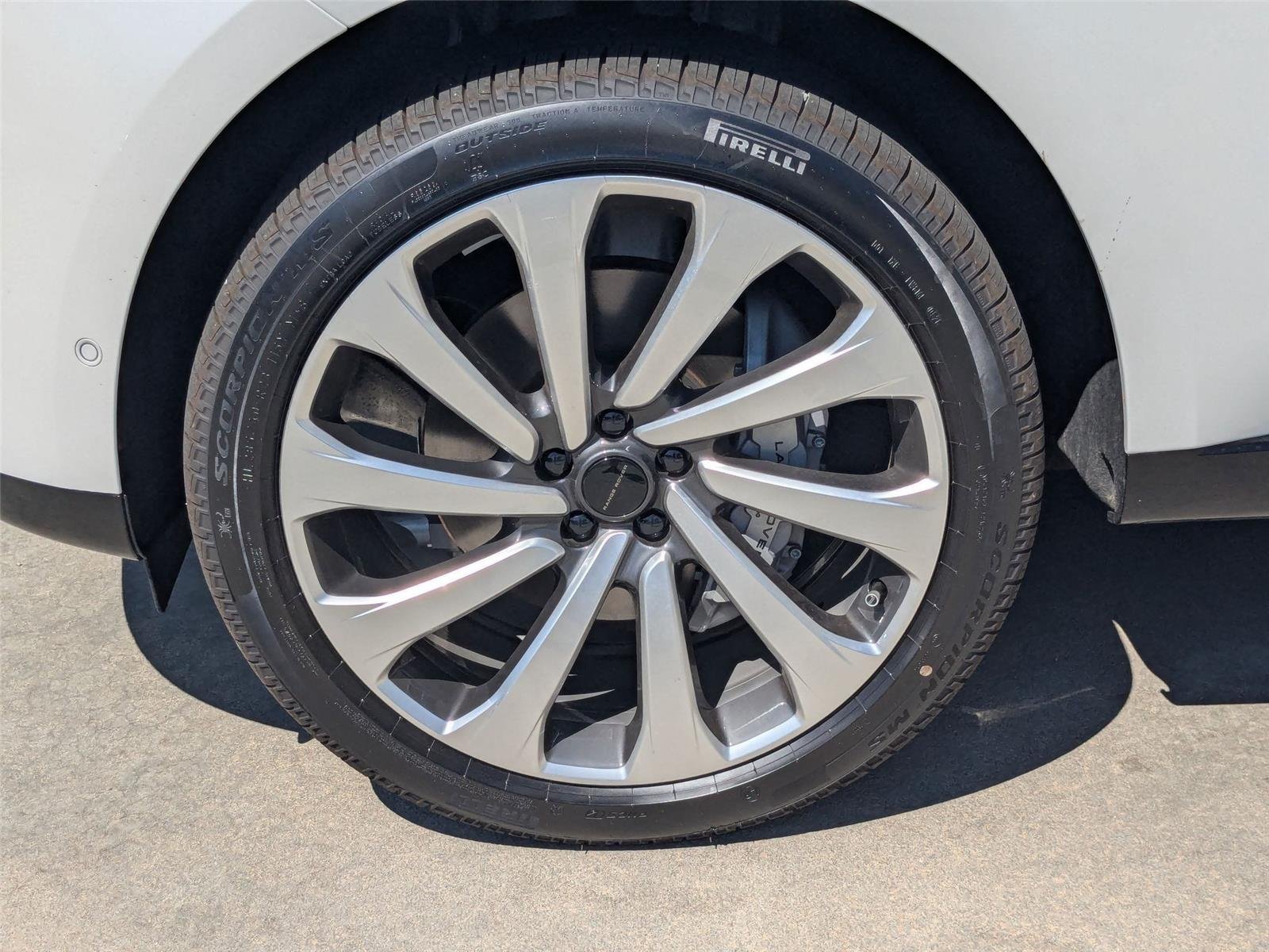 New 2026 Icy White Land Rover SE image 10