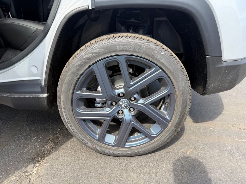 New 2026 Silver Zynith Metallic Clearcoat Jeep  image 32