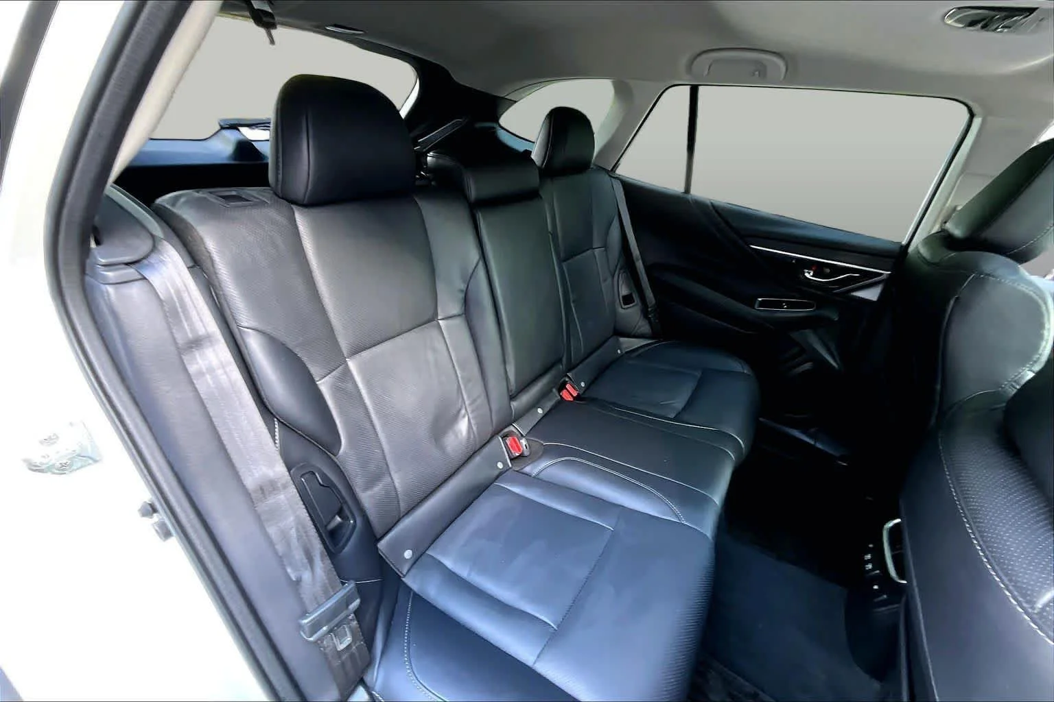 Used 2022 Crystal White Pearl Subaru Limited image 19
