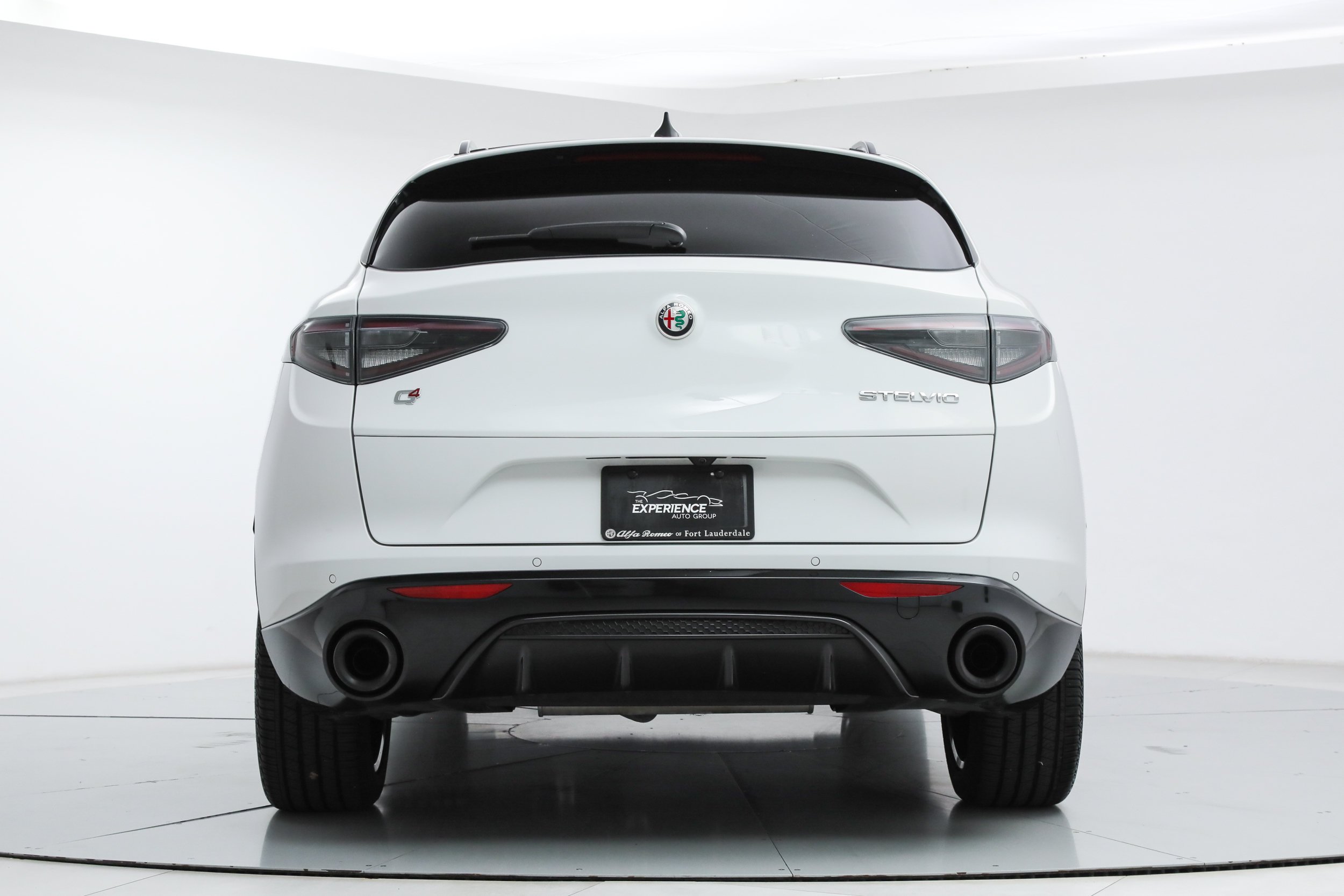 New 2025 Milano White Exterior Paint Alfa Romeo  image 4