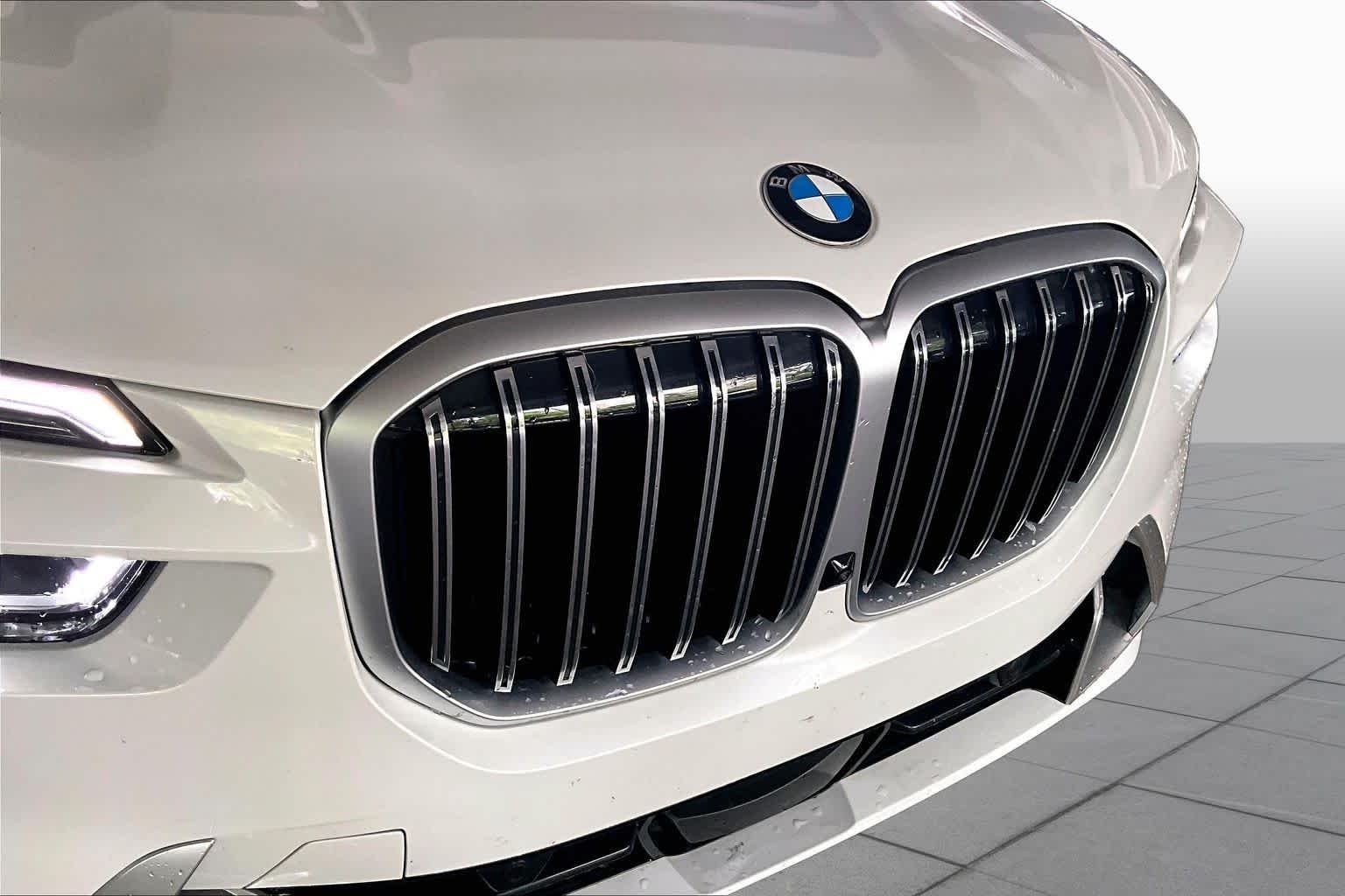 Used 2026 Mineral White Metallic BMW xDrive40i image 29