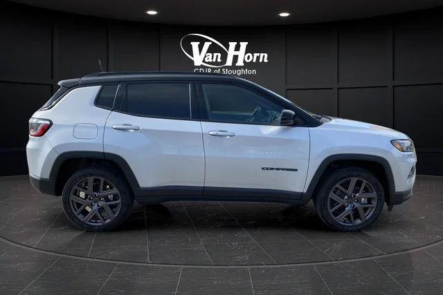 New 2025 Silver Zynith Metallic Clear-Coat Exterior Paint Jeep Limited image 2