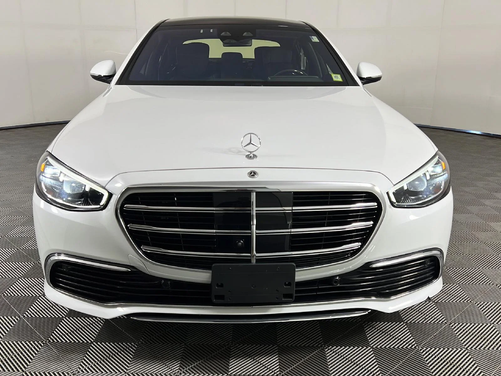 Used 2024 MANUFAKTUR Moonlight White Metallic Mercedes-Benz S 580 image 25