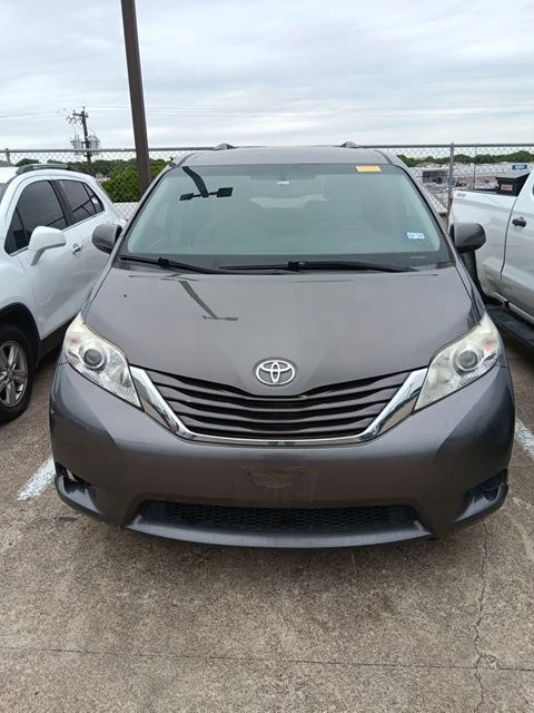 2017 Toyota Sienna LE V6 7-Passenger Access Seat's photo