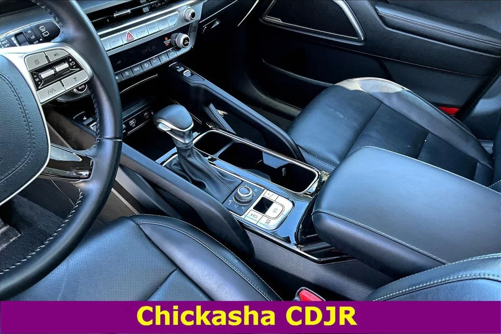 Used 2025 White Kia S image 17