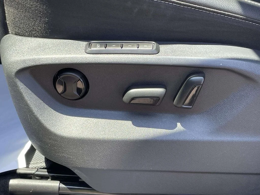 Used 2019 Black Volkswagen SEL image 19