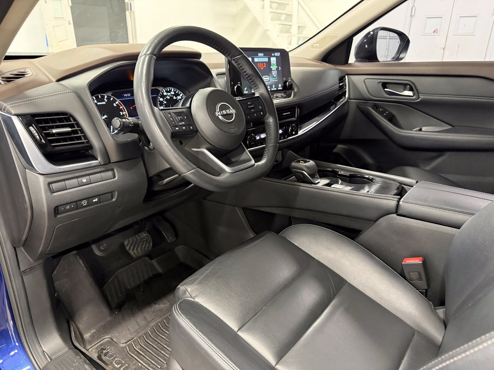 Used 2023 Blue Nissan SL image 18