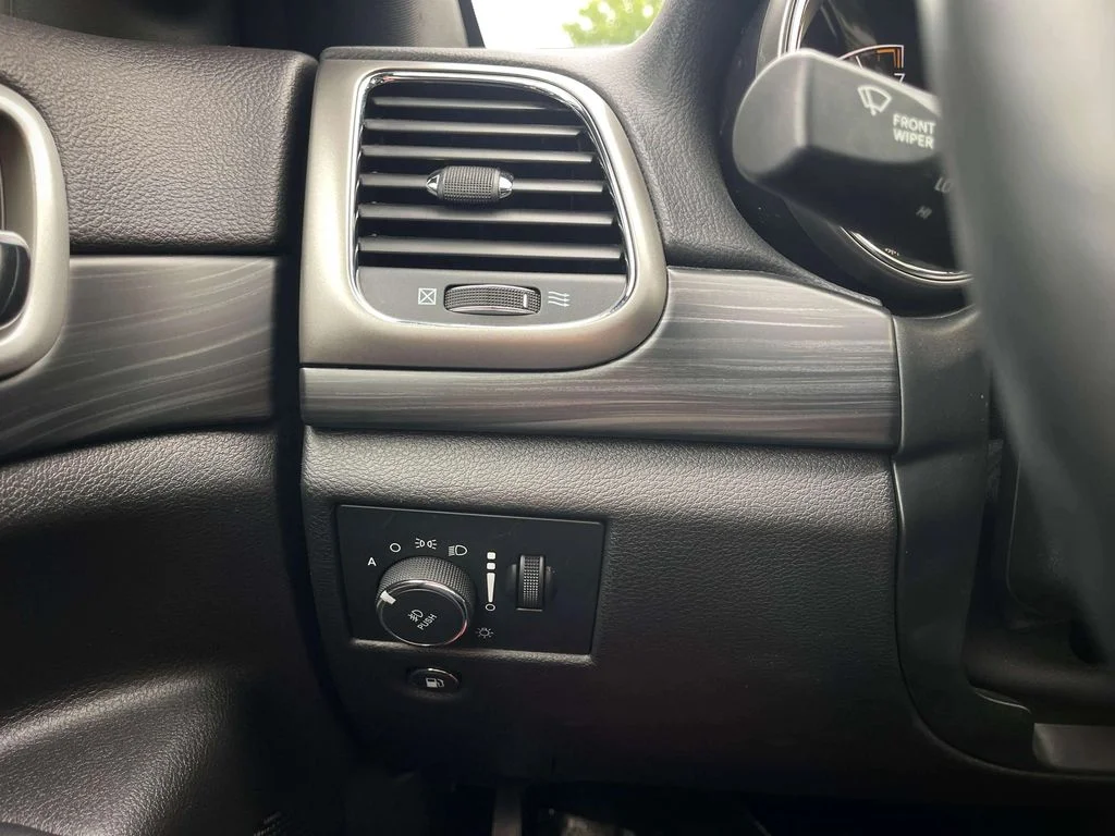 Used 2021 Velvet Red Pearlcoat Jeep Altitude image 18