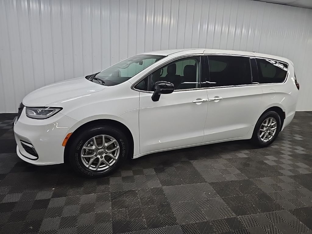 Used 2024 White Chrysler Touring L image 6