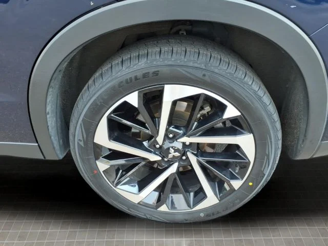 Used 2024 Blue Mitsubishi SE image 9