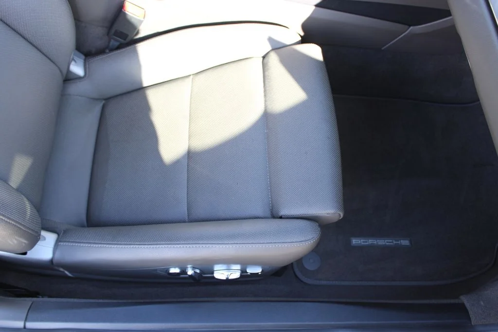 Used 2018  Porsche Base image 12