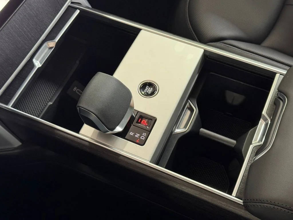 New 2026 Carpathian Grey Land Rover SE image 21
