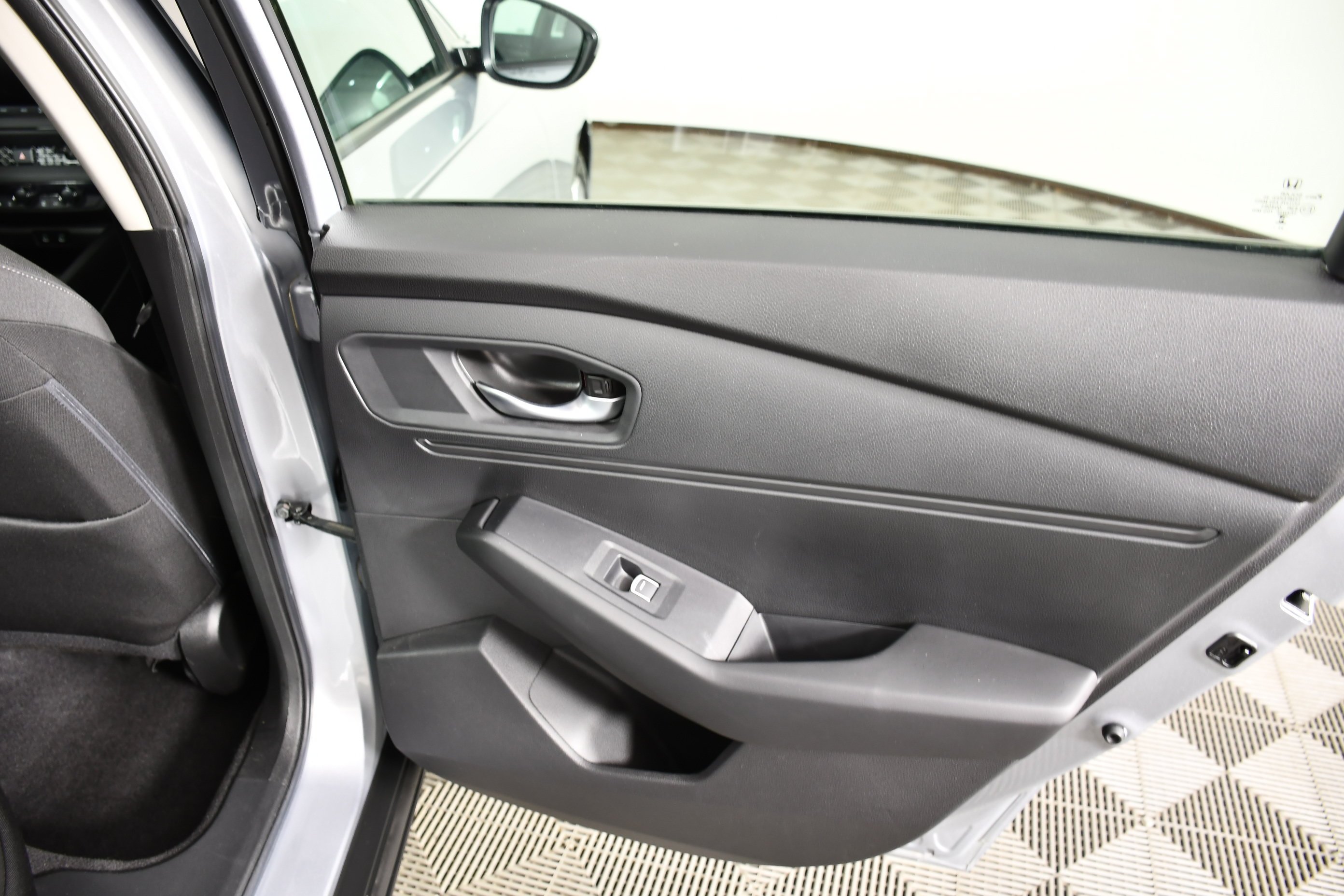 Certified Used 2024 Solar Silver Metallic Honda LX image 39