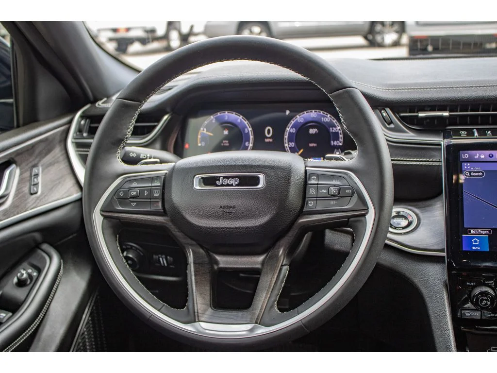 Used 2024 Diamond Black Crystal Pearlcoat Jeep Limited image 39