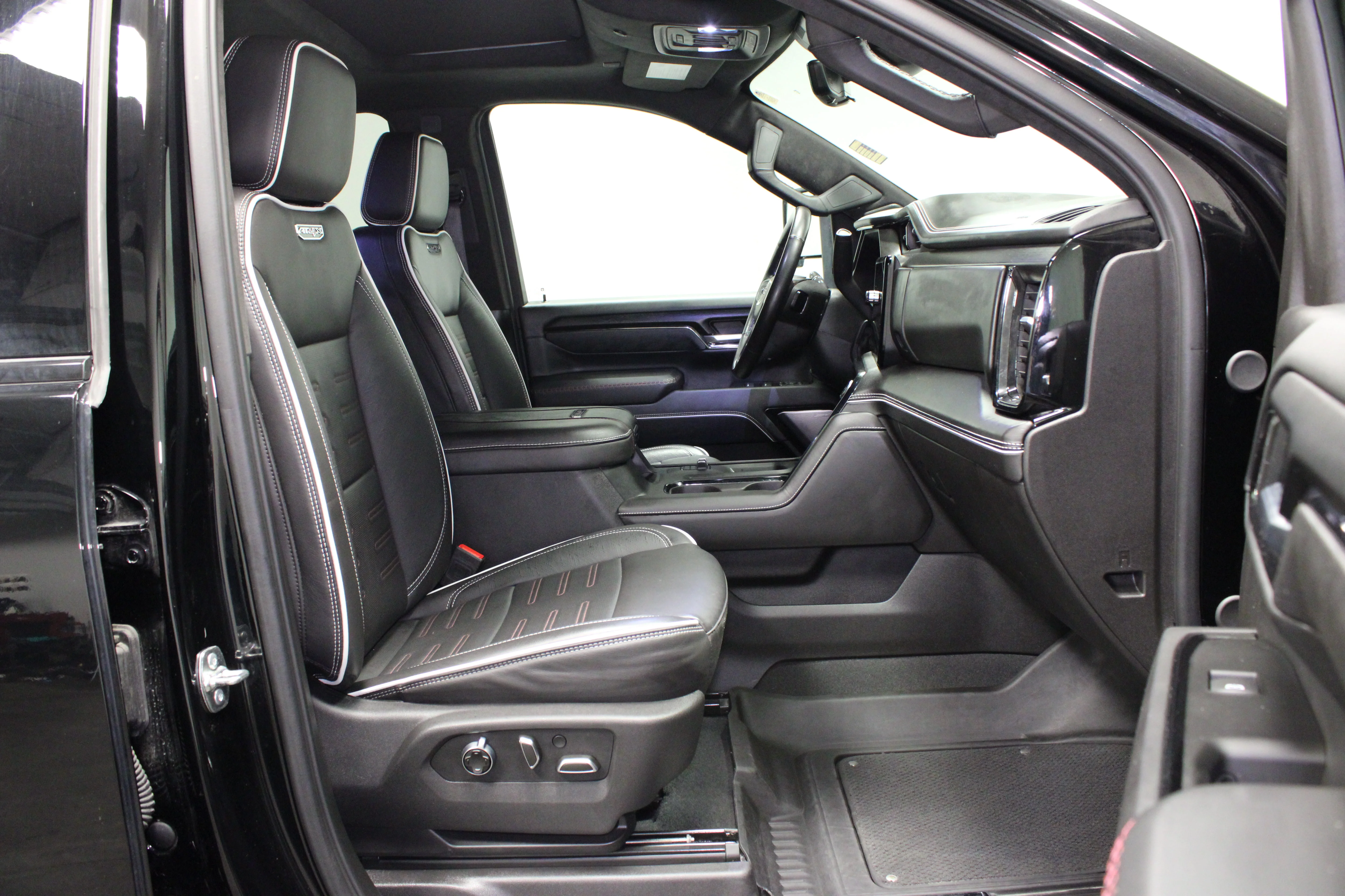 Used 2025 Onyx Black GMC AT4X image 18