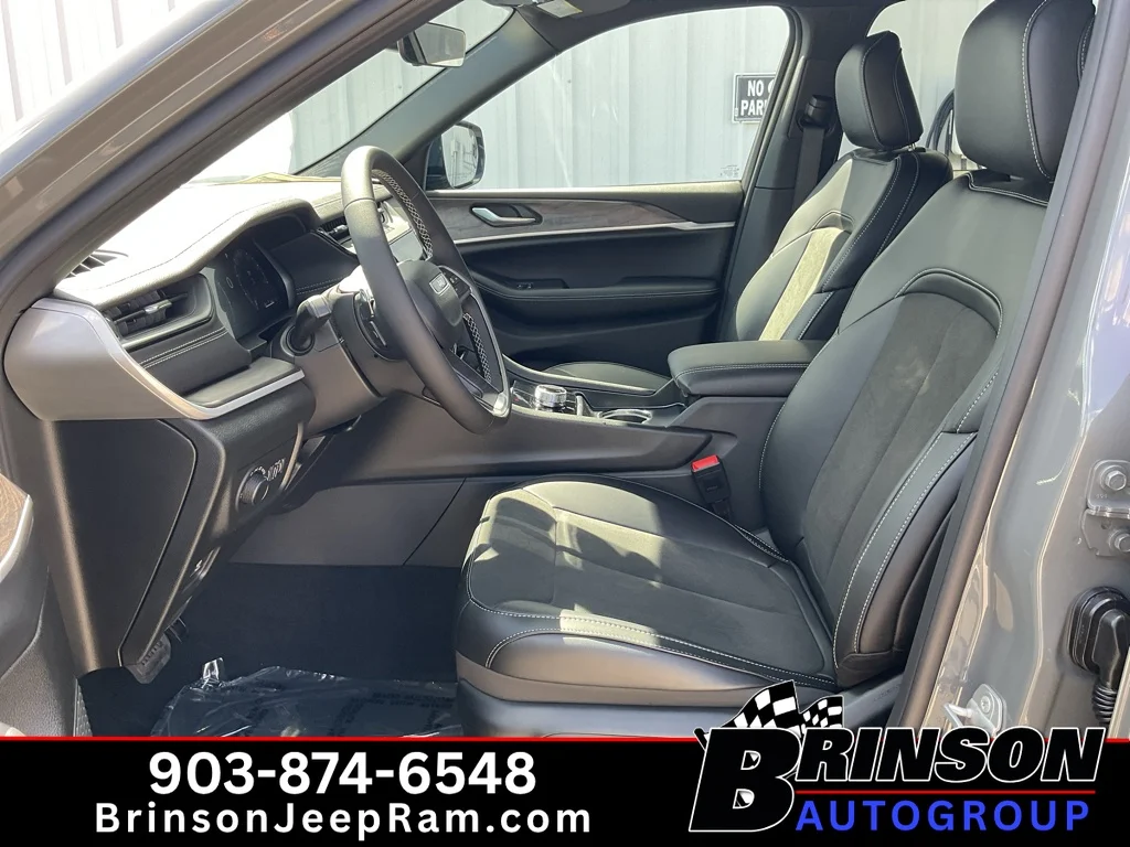 New 2027 Sting-Gray Clearcoat Jeep Laredo Altitude image 12