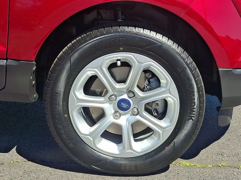 Used 2022 Red Ford SE image 9
