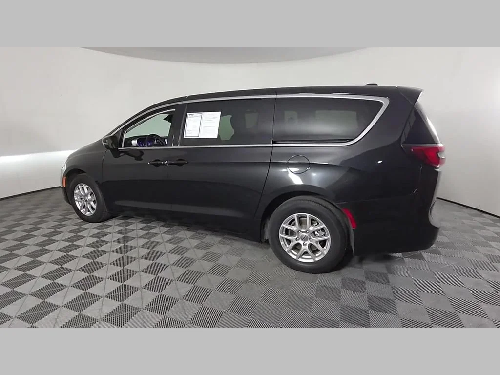 Used 2023 Brilliant Black Crystal Pearlcoat Chrysler Touring L image 44