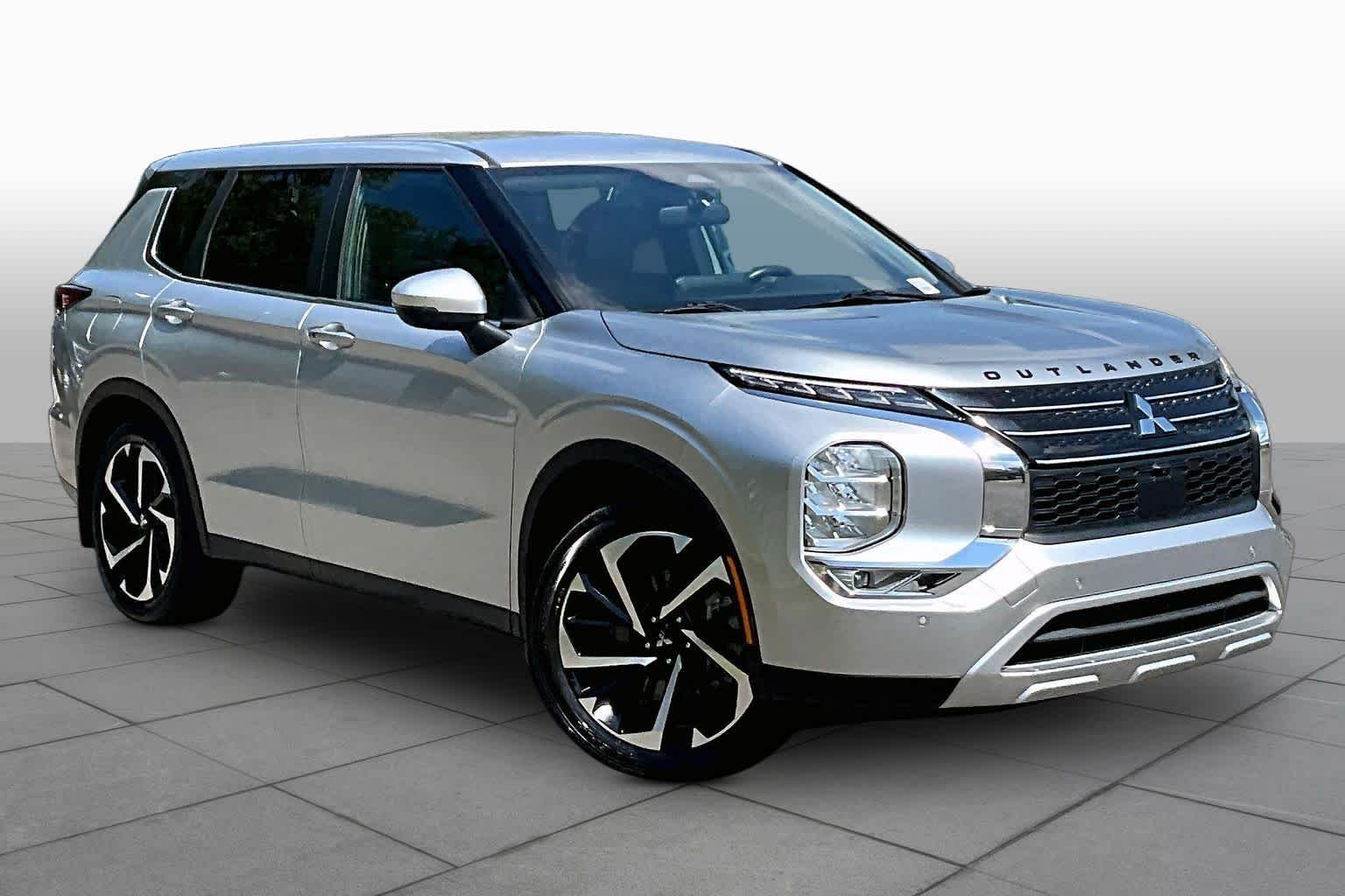 Used 2022 Alloy Silver Metallic Mitsubishi SE image 3