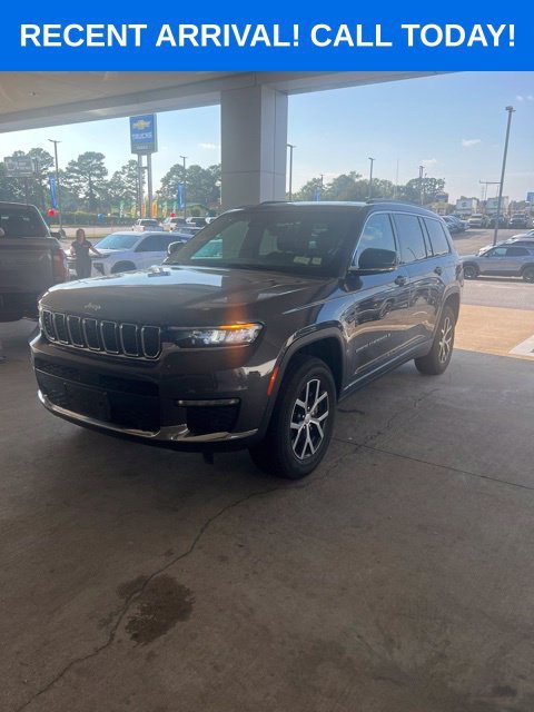 Used 2024 Gray Jeep Limited image 1