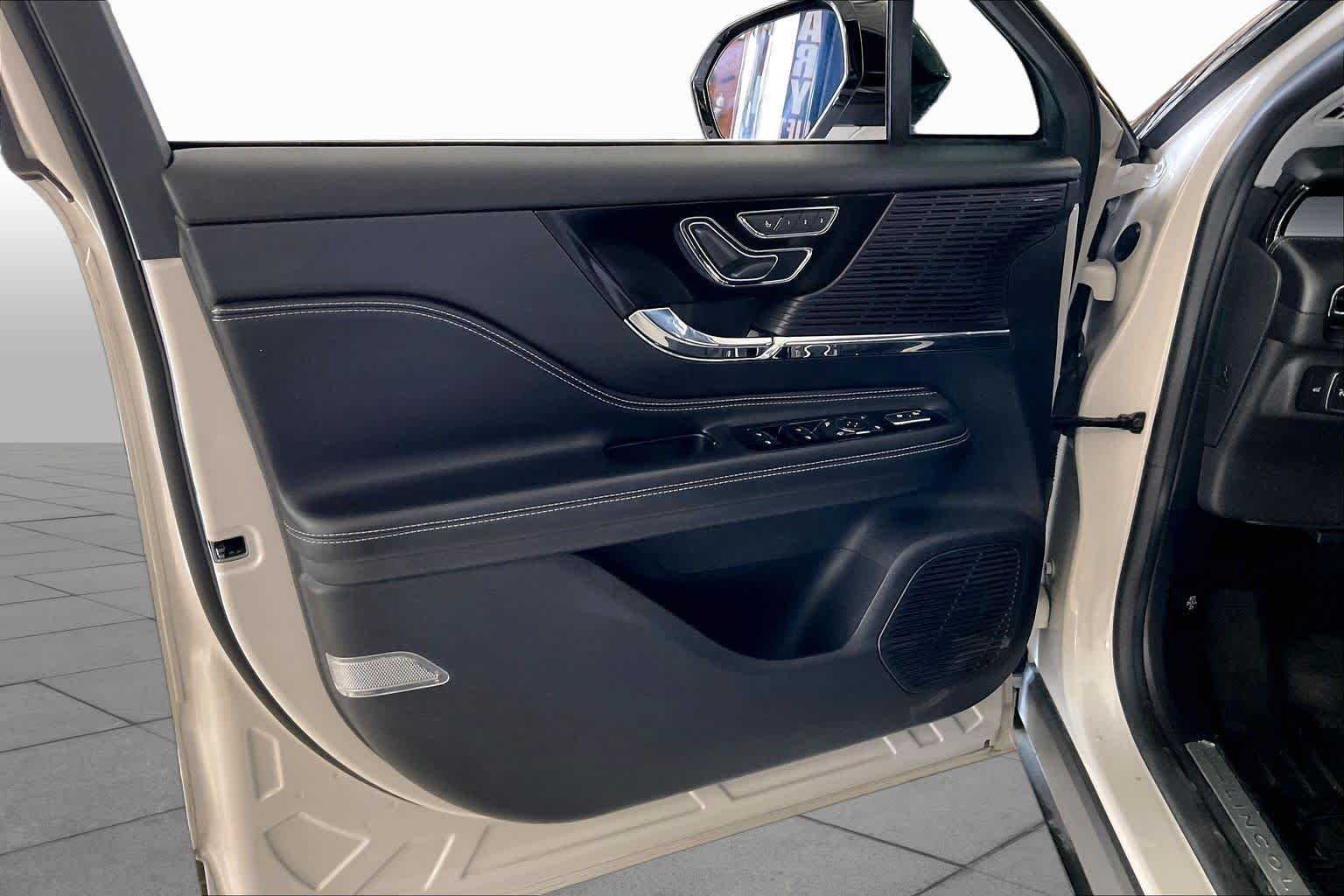 Used 2022 Ceramic Pearl Metallic Tri-Coat Lincoln Standard image 19