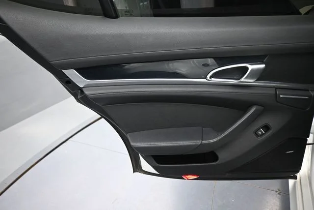 Used 2016  Porsche 4 image 18
