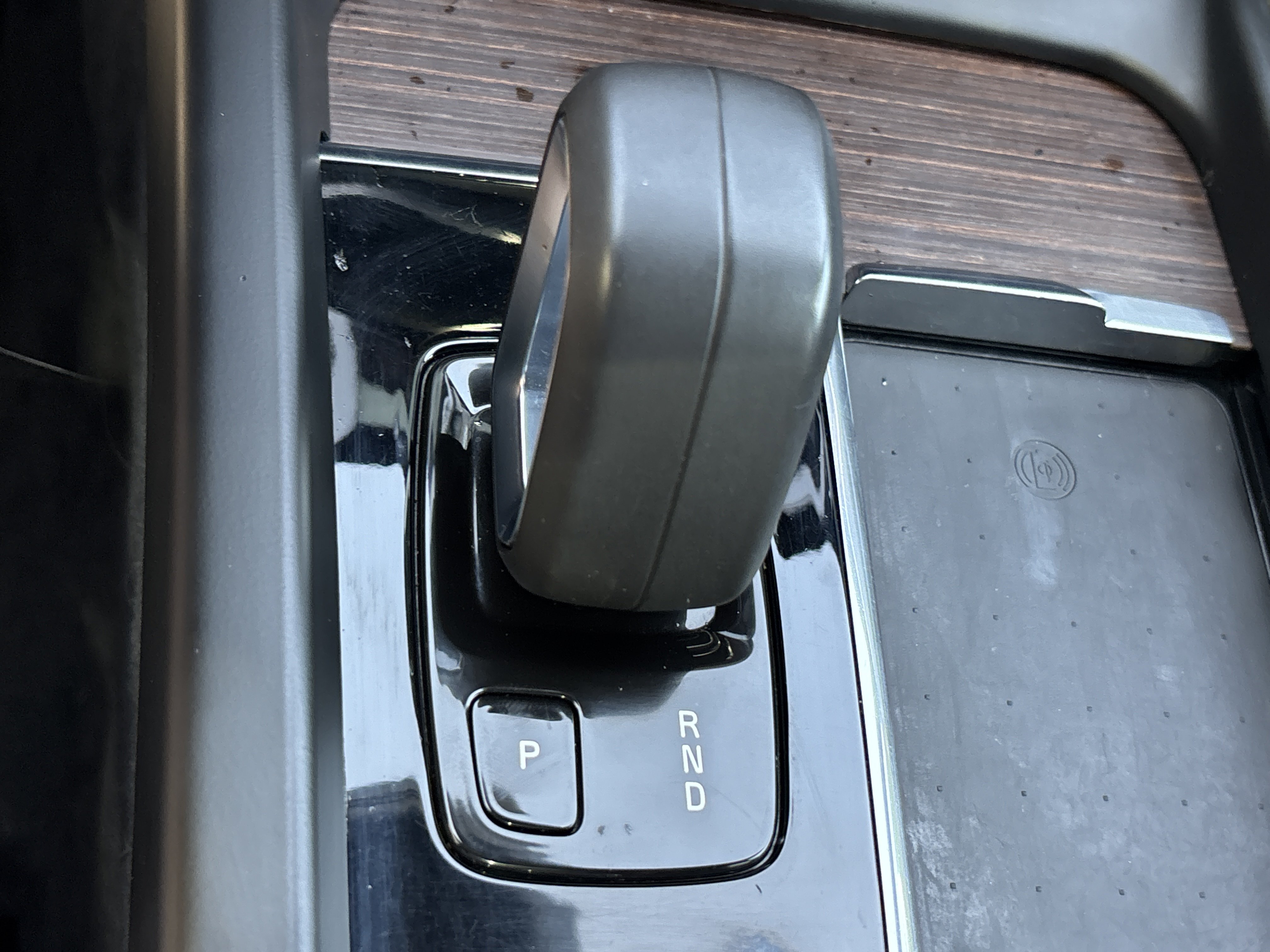 Used 2022 Onyx Black Metallic Volvo Momentum image 33