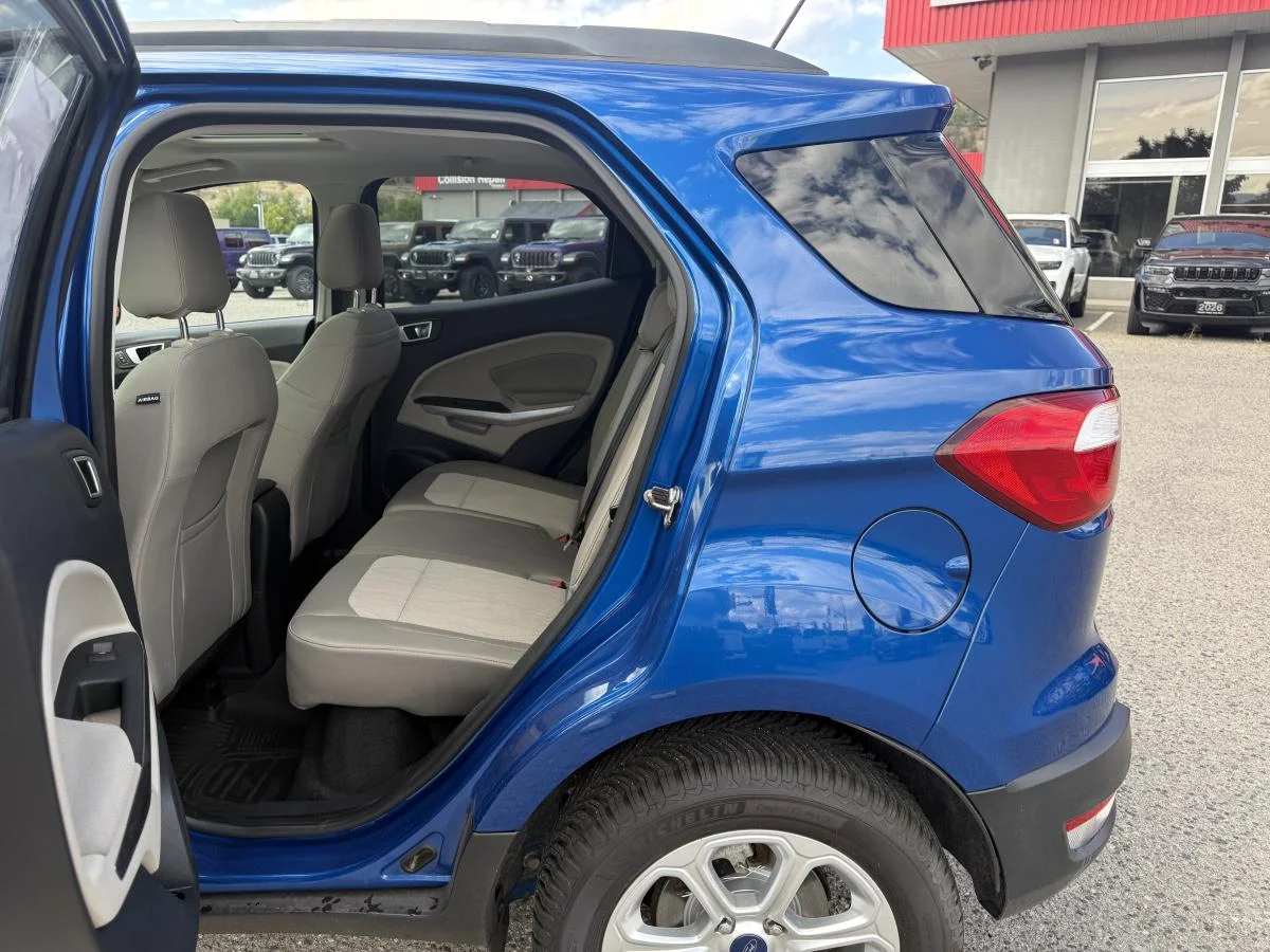 Used 2018 Blue Ford SE image 17