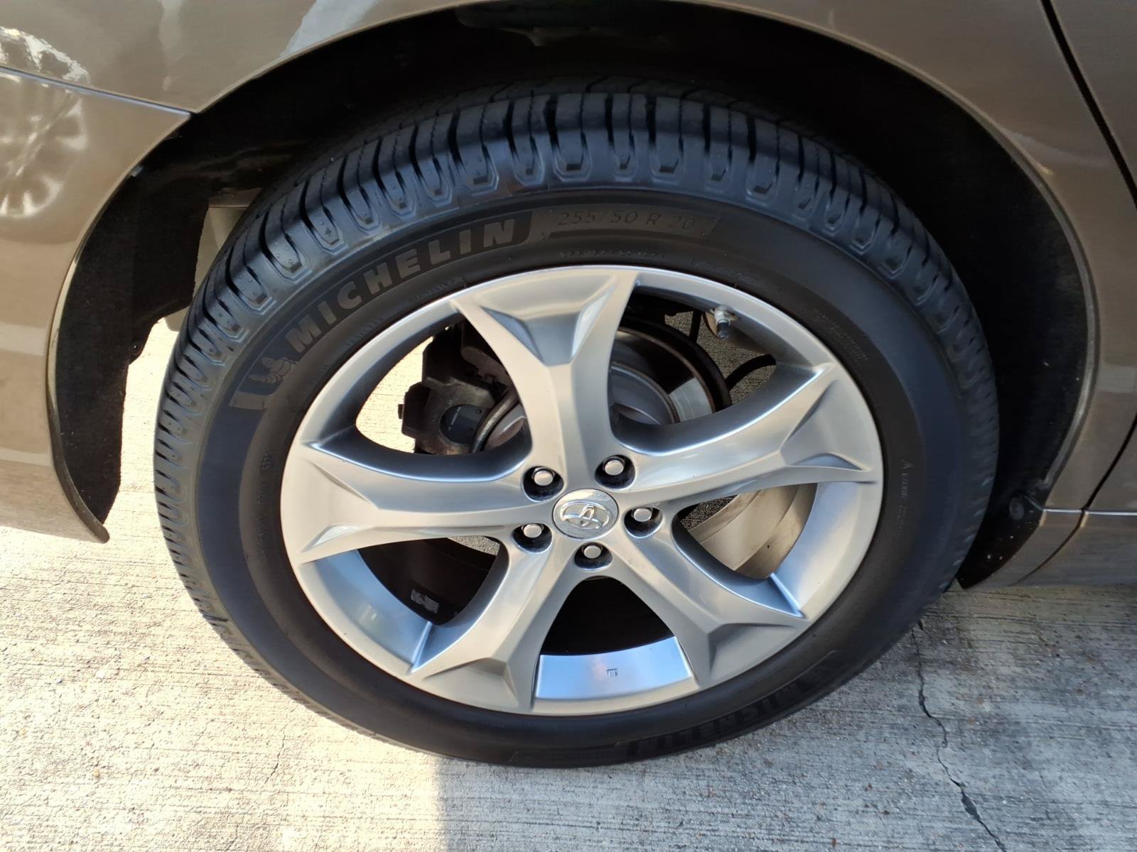 Used 2013 Golden Toyota LE image 9