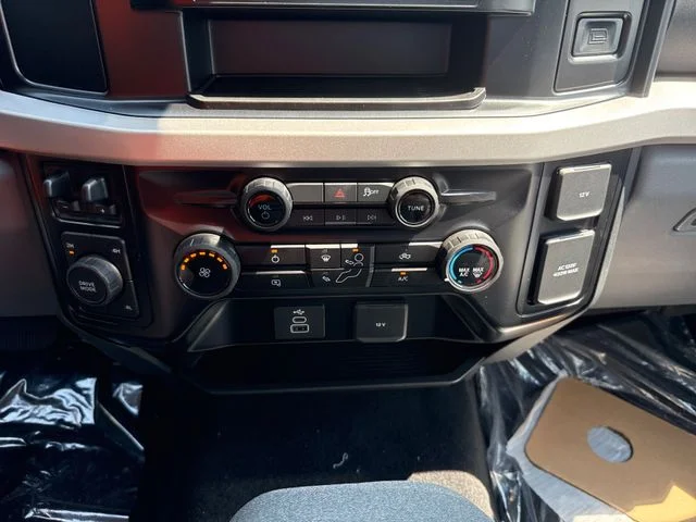 New 2026 Oxford White Ford F-250® XLT image 25