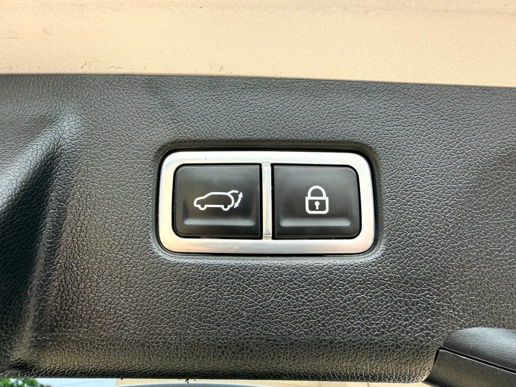 Used 2023 Silky Silver Kia SX Prestige image 28