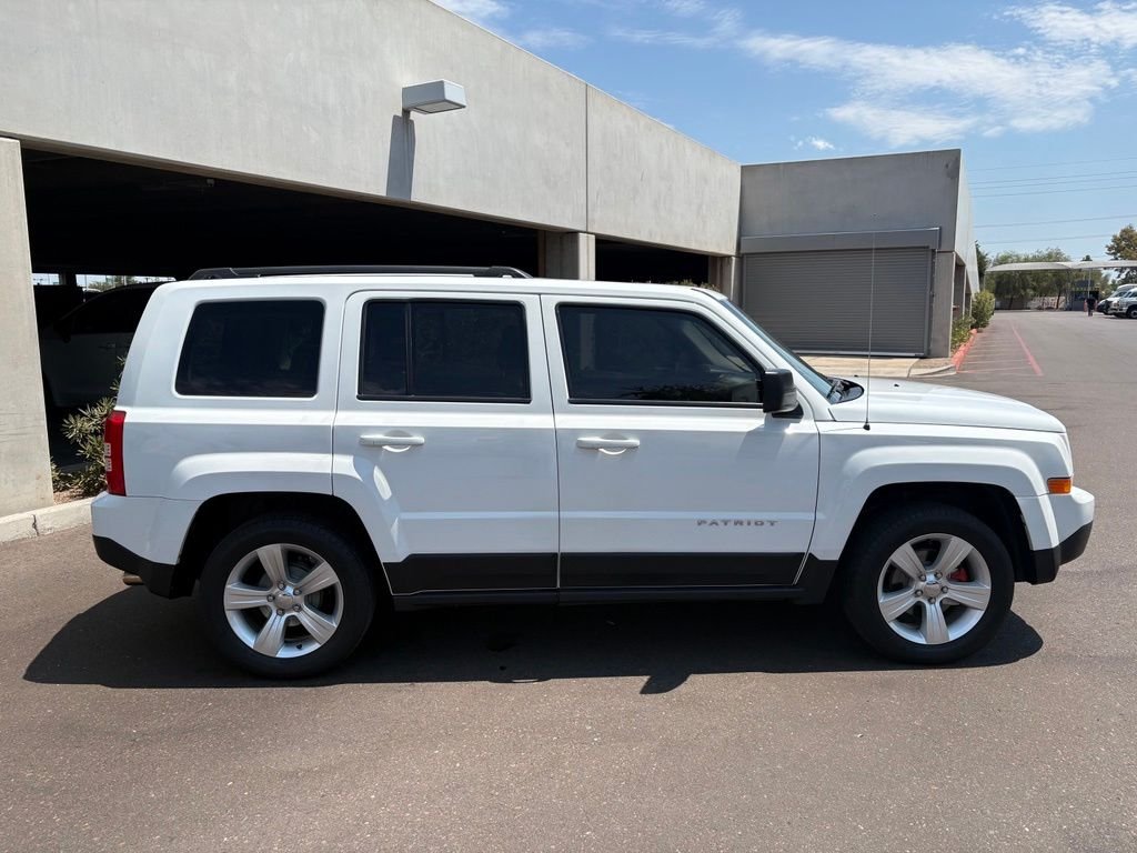 Used 2016 White Jeep Latitude image 4