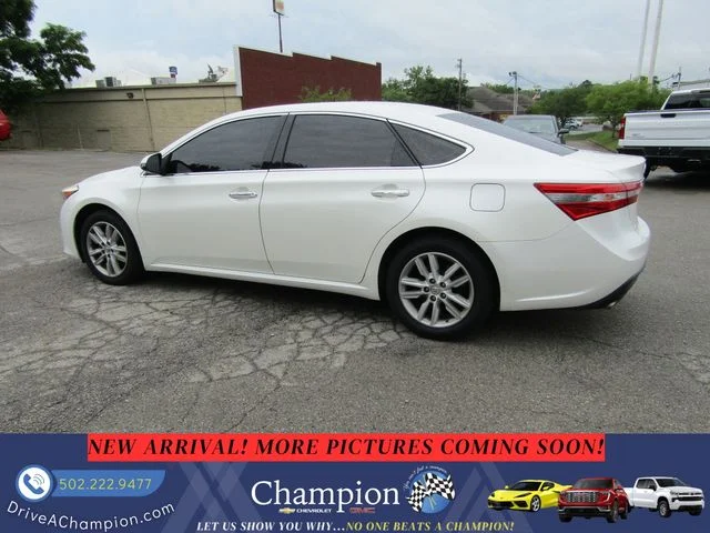 Used 2013 White Toyota XLE Premium image 6