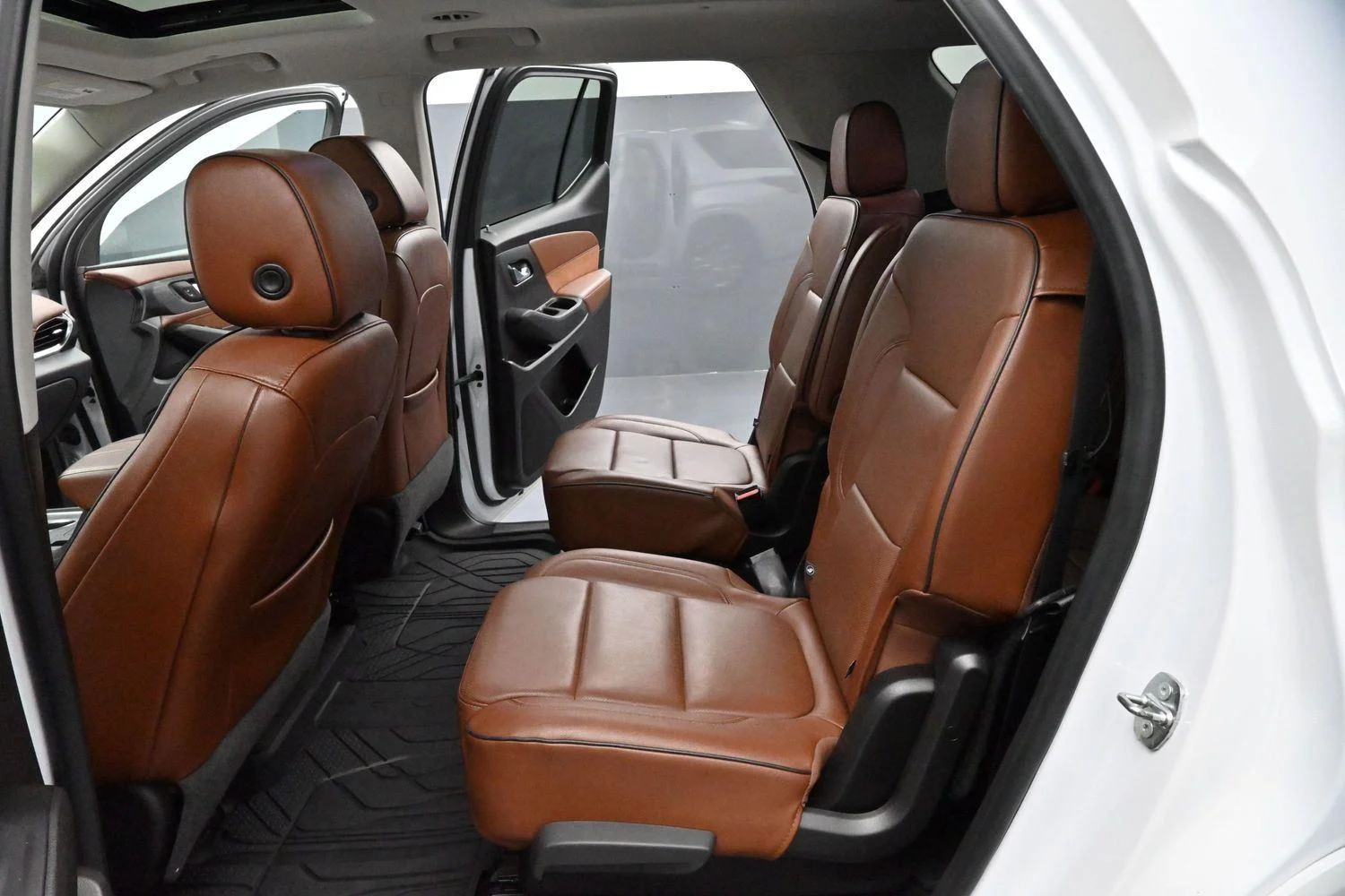 Used 2019 IRIDESCENT PEARL TRICOAT Chevrolet High Country image 34