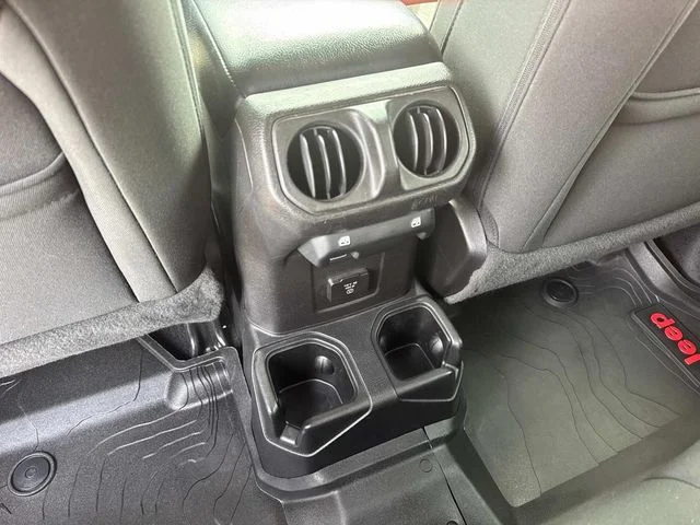 Used 2021  Jeep Sport image 17