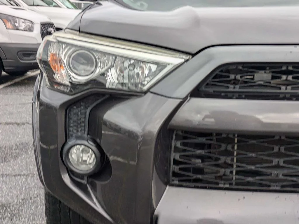 Used 2018 Magnetic Gray Metallic Toyota SR5 Premium image 10