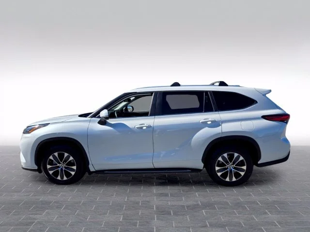 Used 2023 Beige Toyota XLE image 4