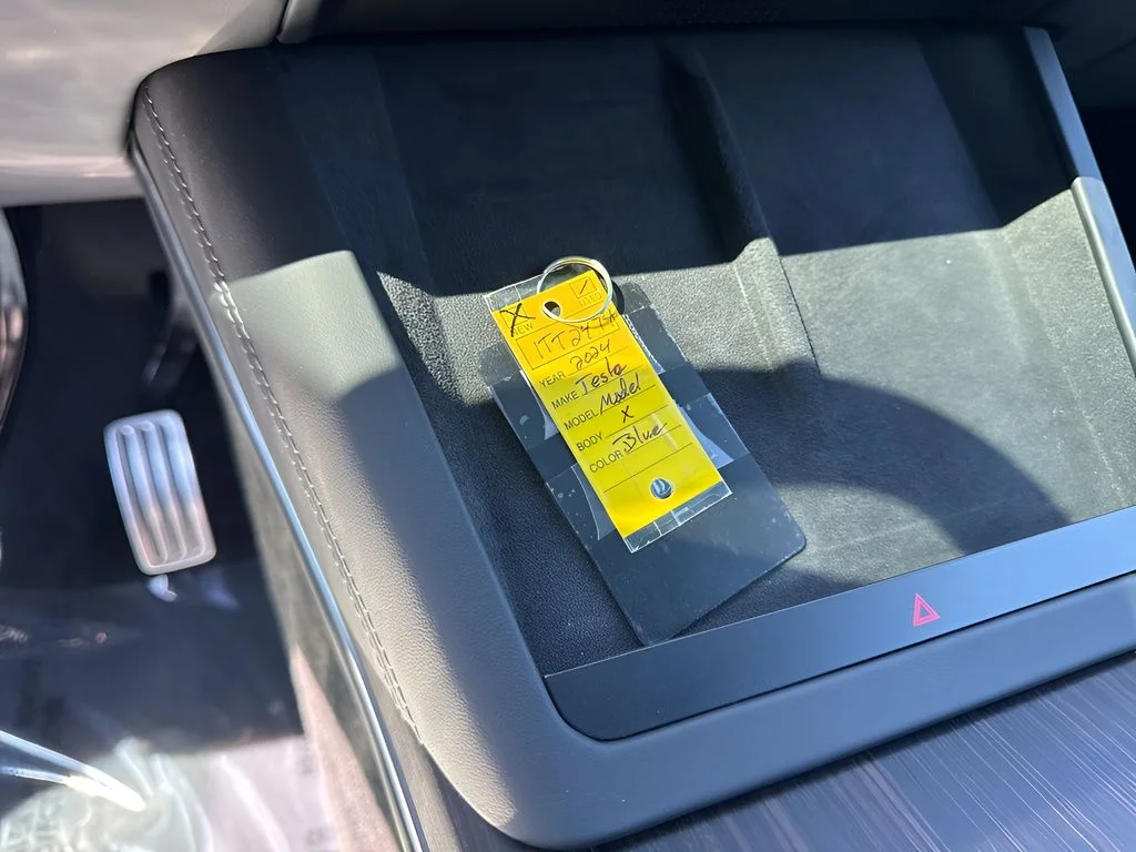 Used 2024  Tesla Base image 36