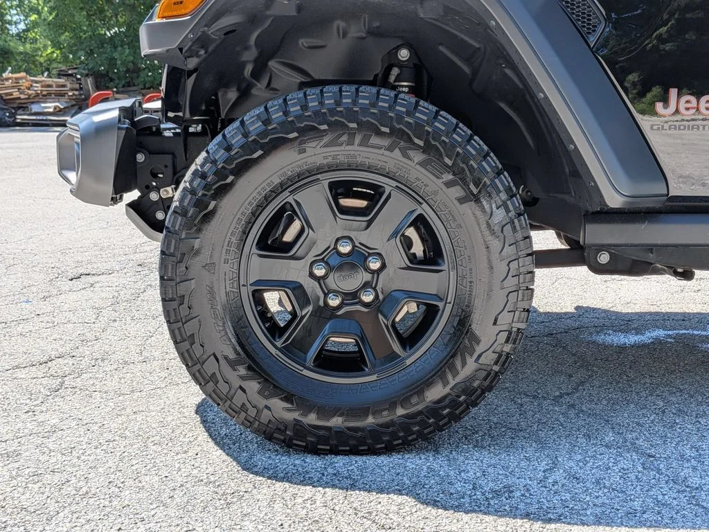 Used 2023 Black Jeep Mojave image 27