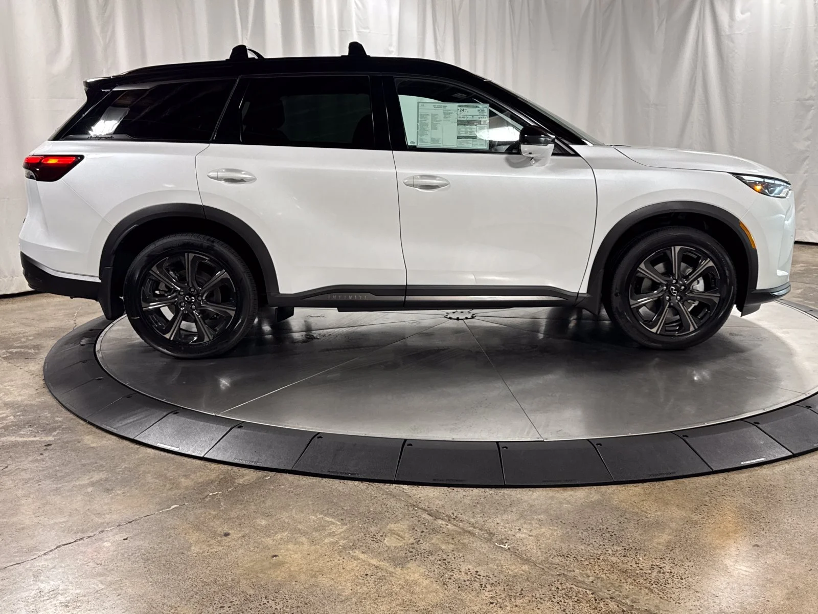 New 2027 2T RAD WHT INFINITI Autograph AWD image 6
