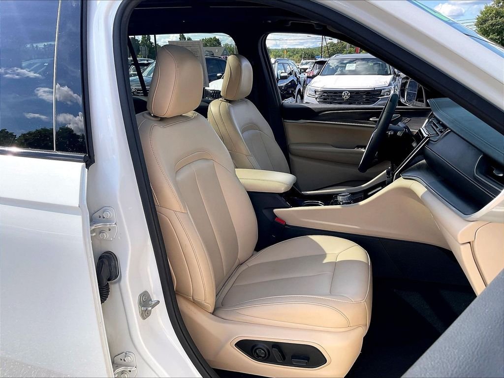 Used 2023 Bright White Clearcoat Jeep Limited image 10