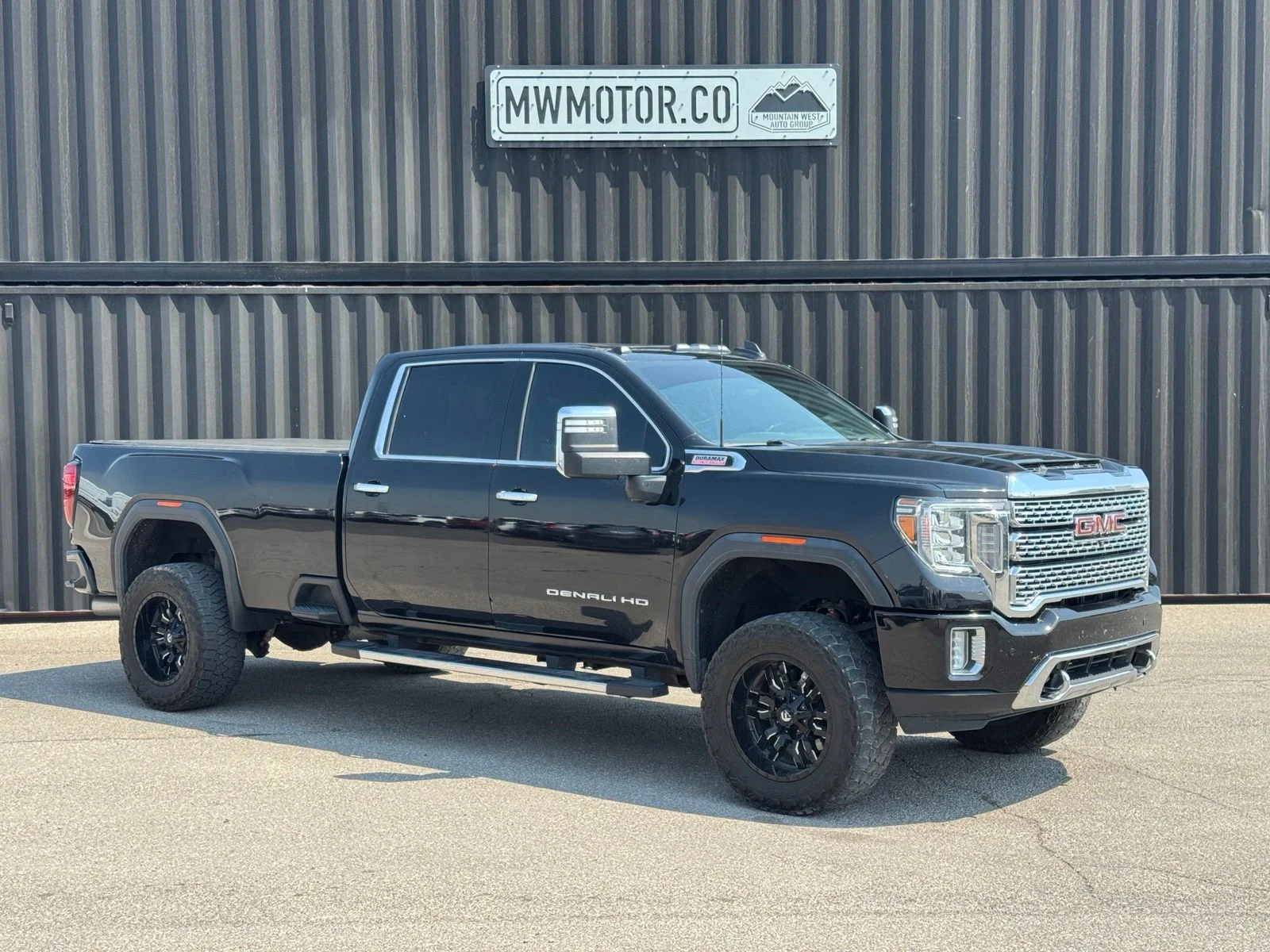 Used 2021  GMC Denali image 1