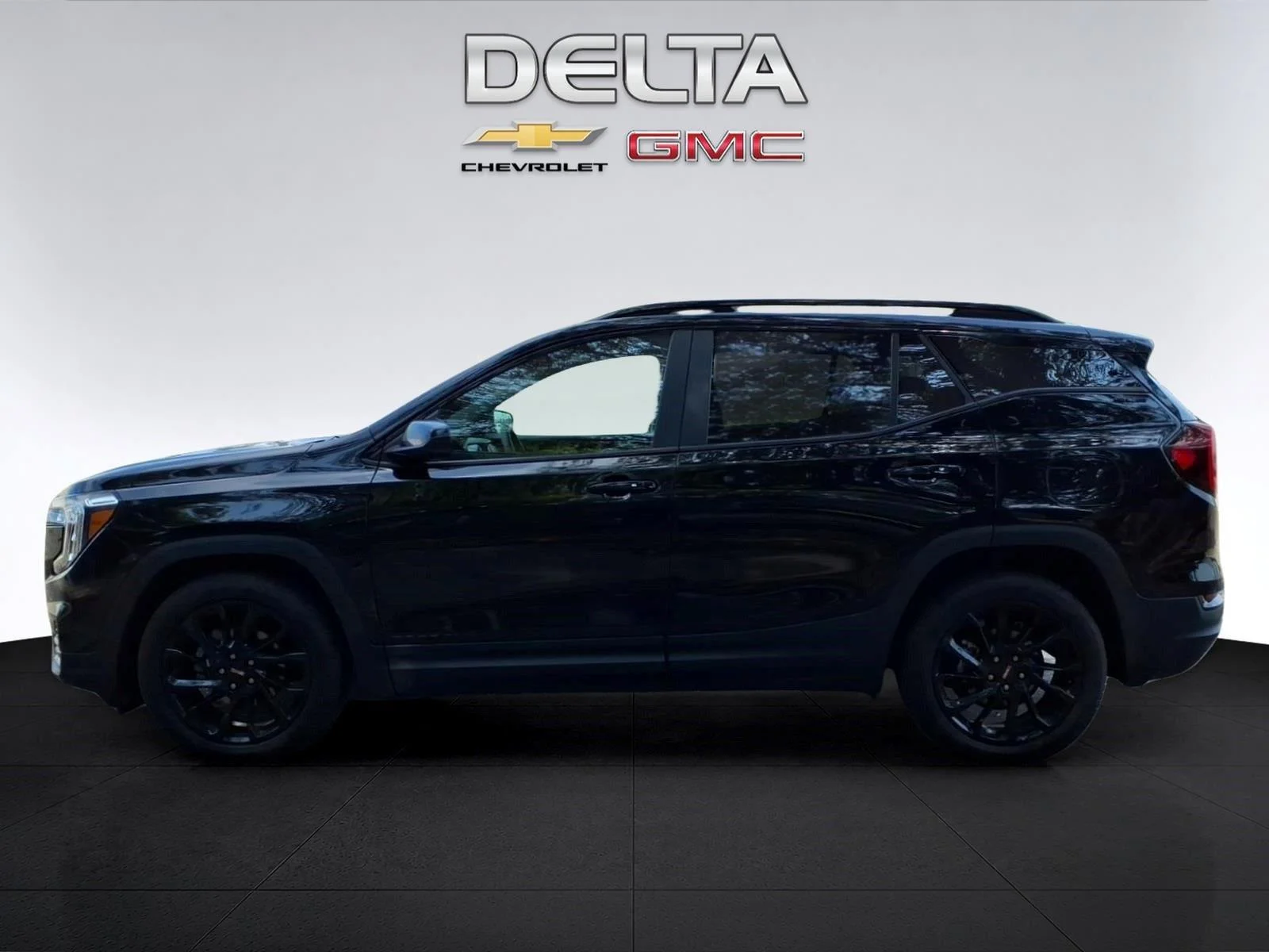 Used 2023 EBONY TWILIGHT METALLIC GMC SLE image 2