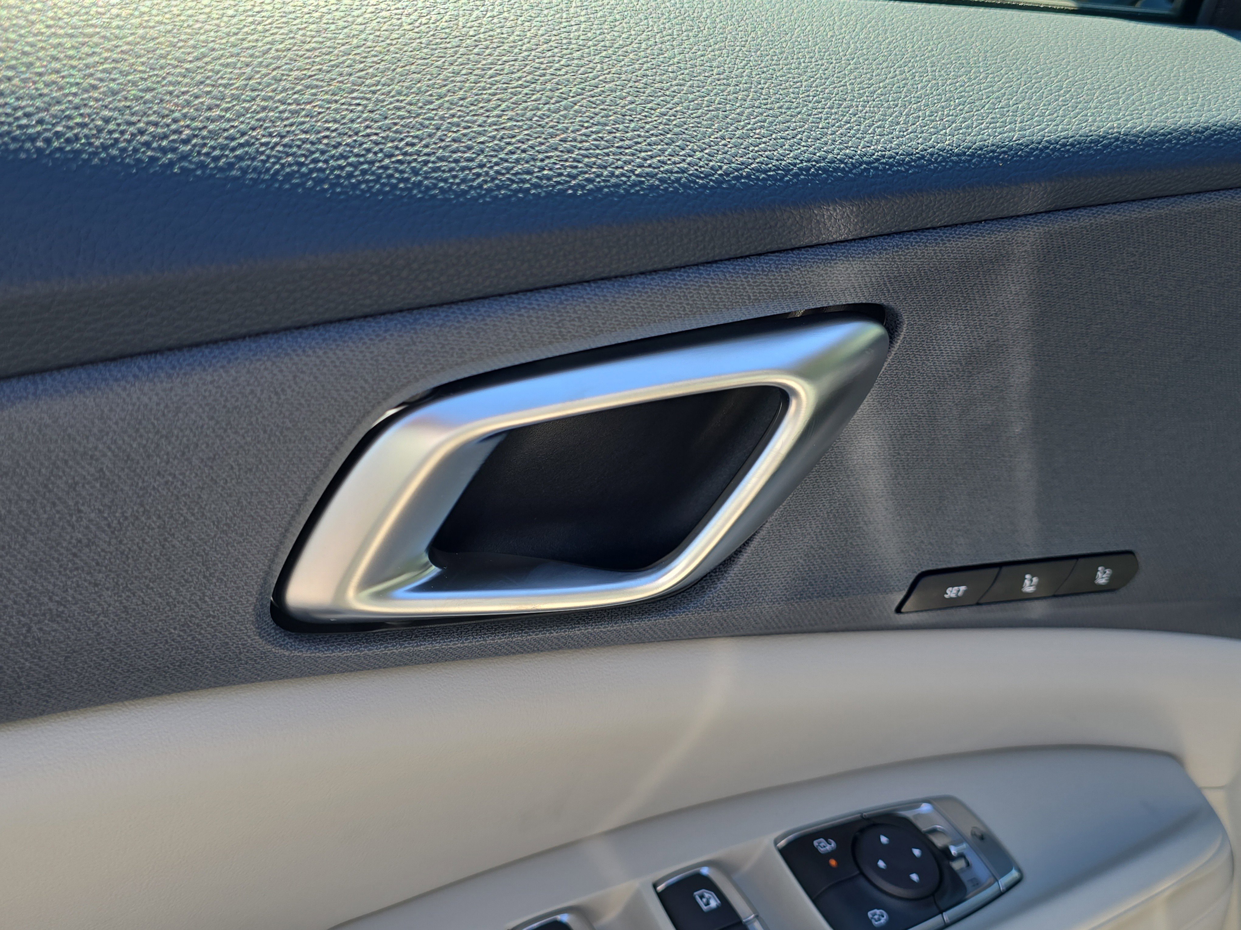 New 2026 Ivory Silver Kia EX image 20