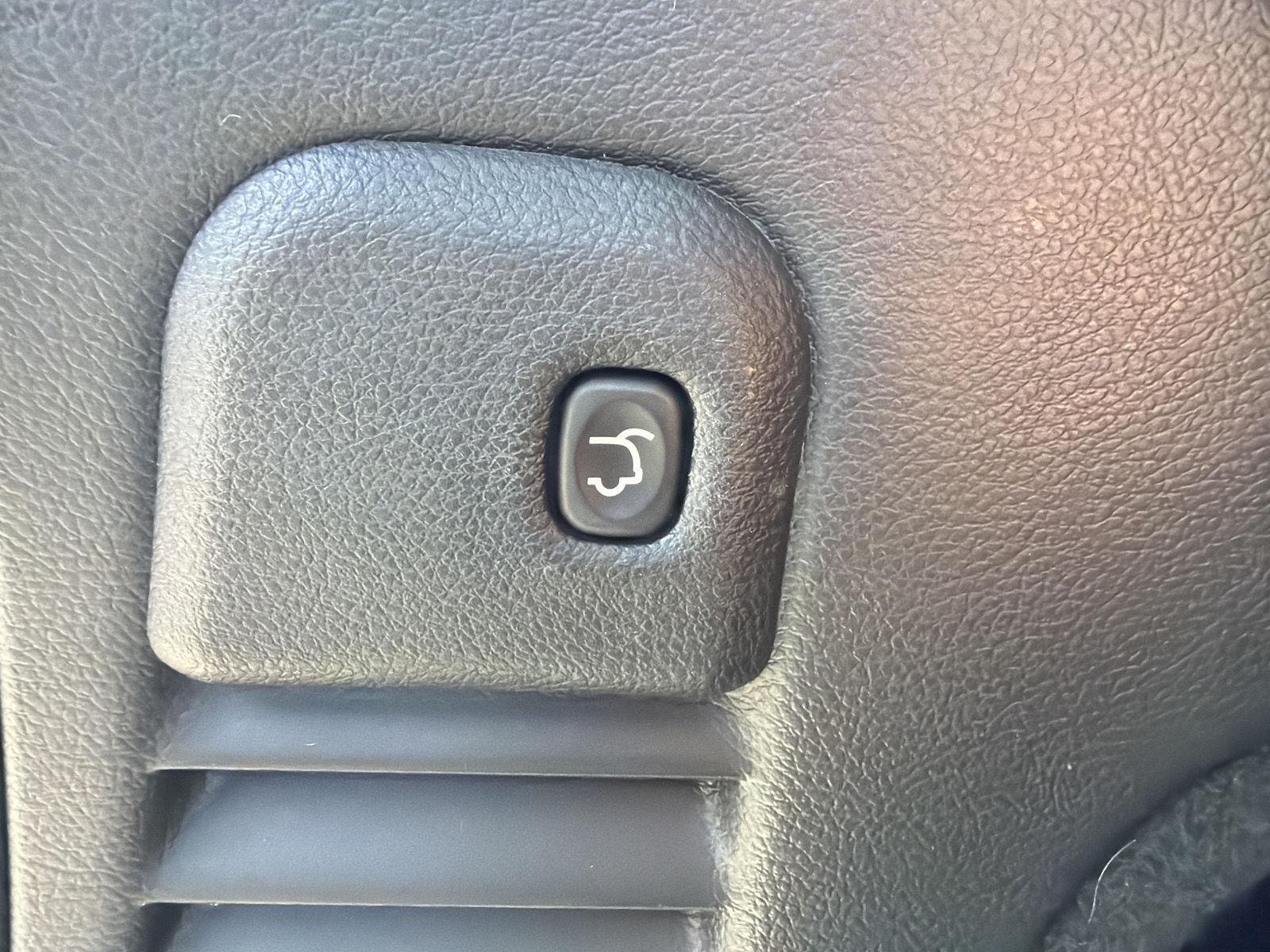 Used 2020 Diamond Black Crystal Pearlcoat Jeep Altitude image 11