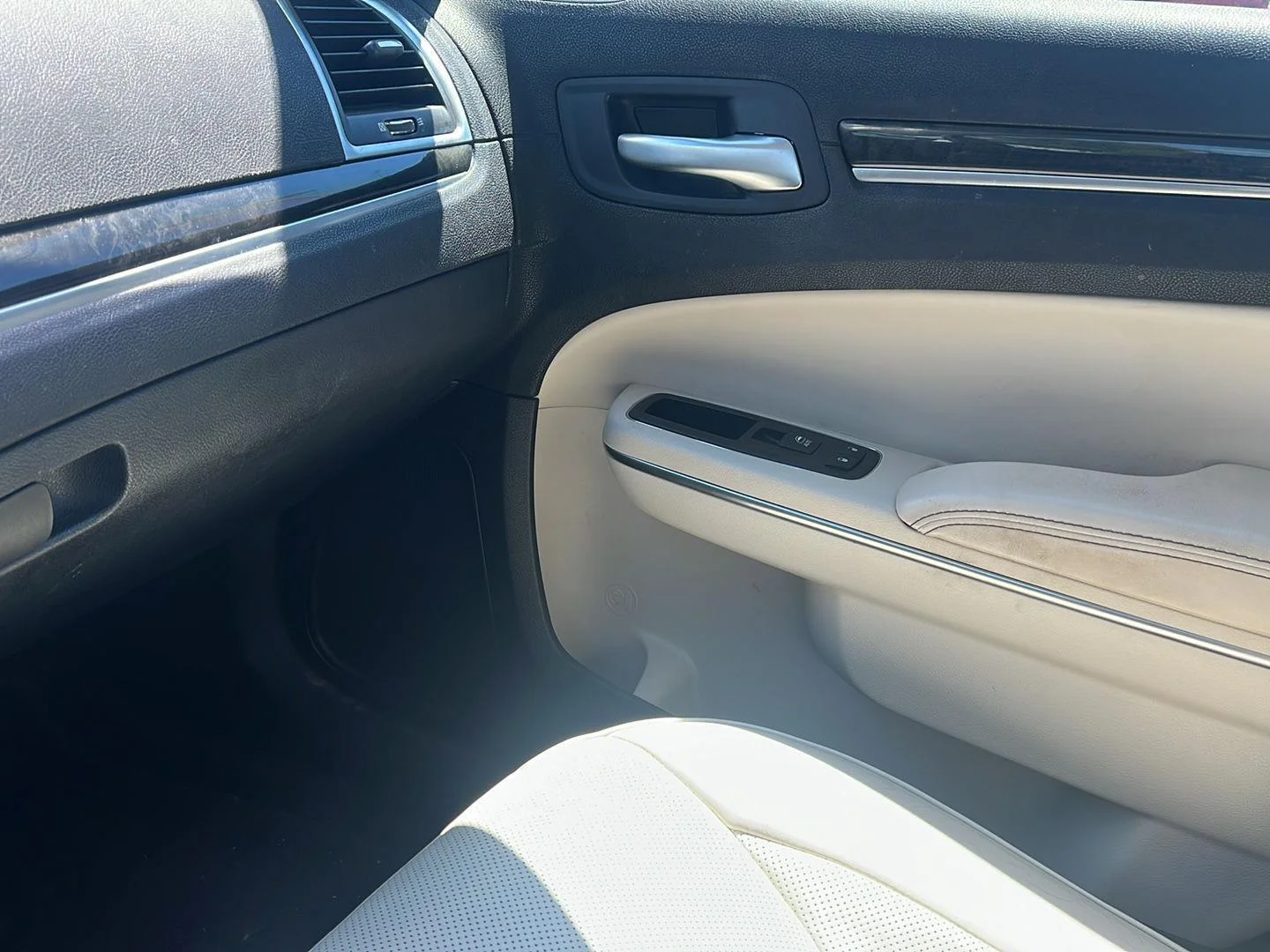 Used 2016 Billet Silver Metallic Clearcoat Chrysler 300C image 23