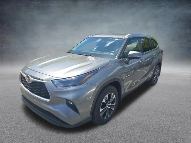 Used 2025  Toyota XLE image 2